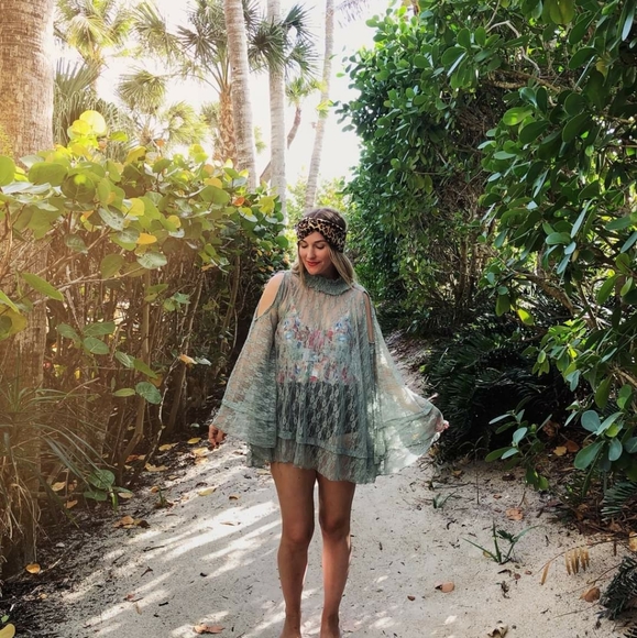 Lace poncho with cold shoulders. - Picture 6 of 8